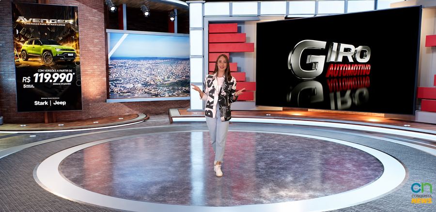 Mariana Aragão no cenário virtual com a marca do parceiro no painel